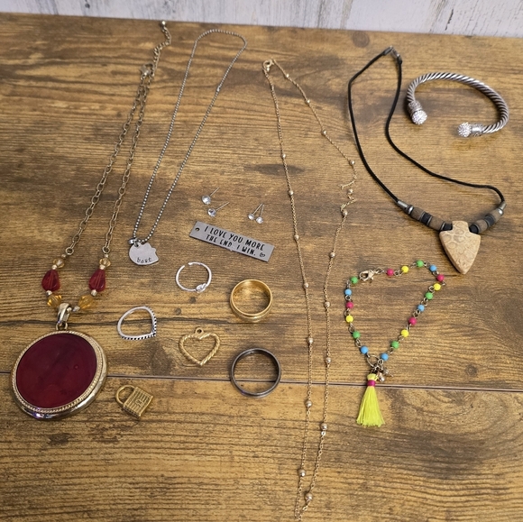 Jewelry - Jewerly Lot Of 15, Necklaces, Pendants, Earrings, Bracelets. Nothing Broken